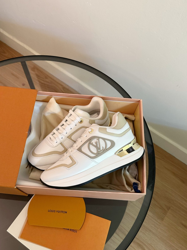 l**is V*t*n sneakers