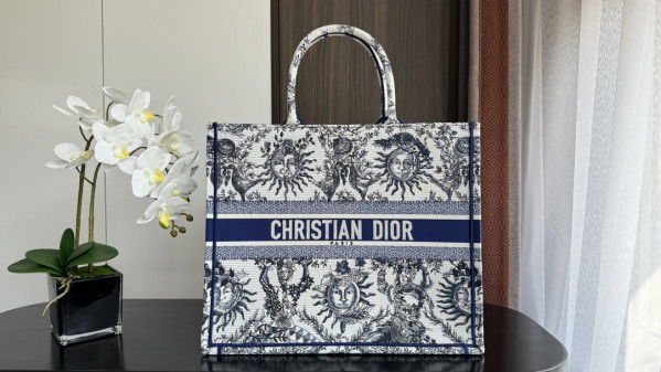 large D*or book tote-42*35*18.5cm