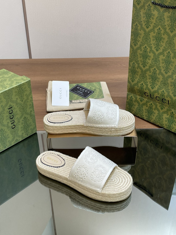 G*u*i slide sandals
