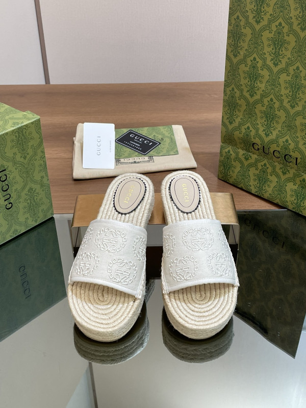 G*u*i slide sandals
