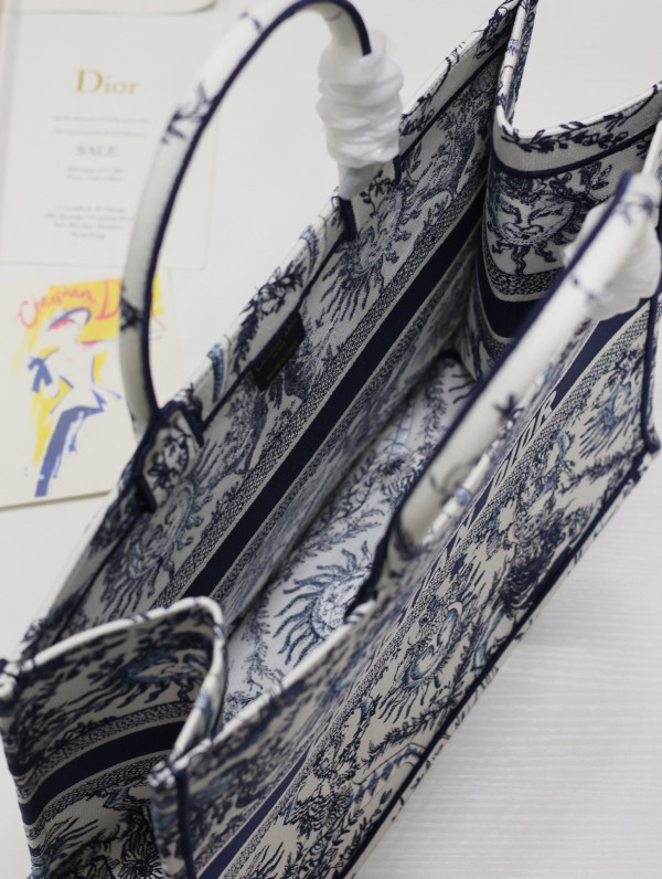 large D*or book tote-42*35*18.5cm