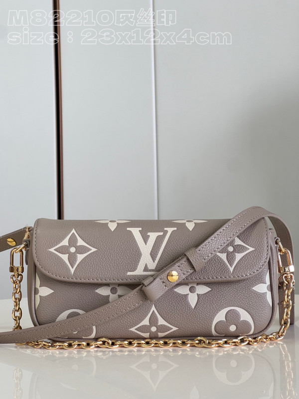 l**is V*t*n wallet on chain ivy-23.5*12*4.3cm