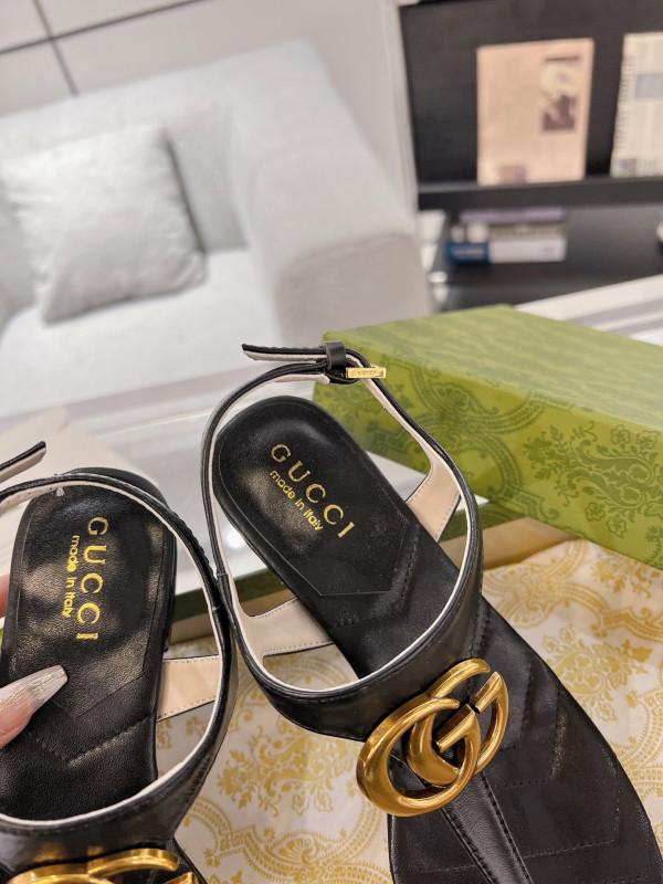 G*u*i slide sandals
