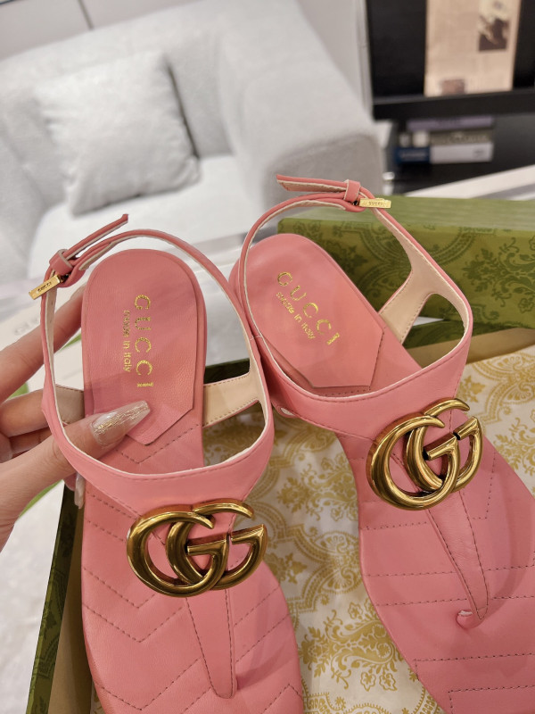 G*u*i slide sandals