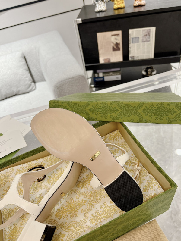 G*u*i slide sandals