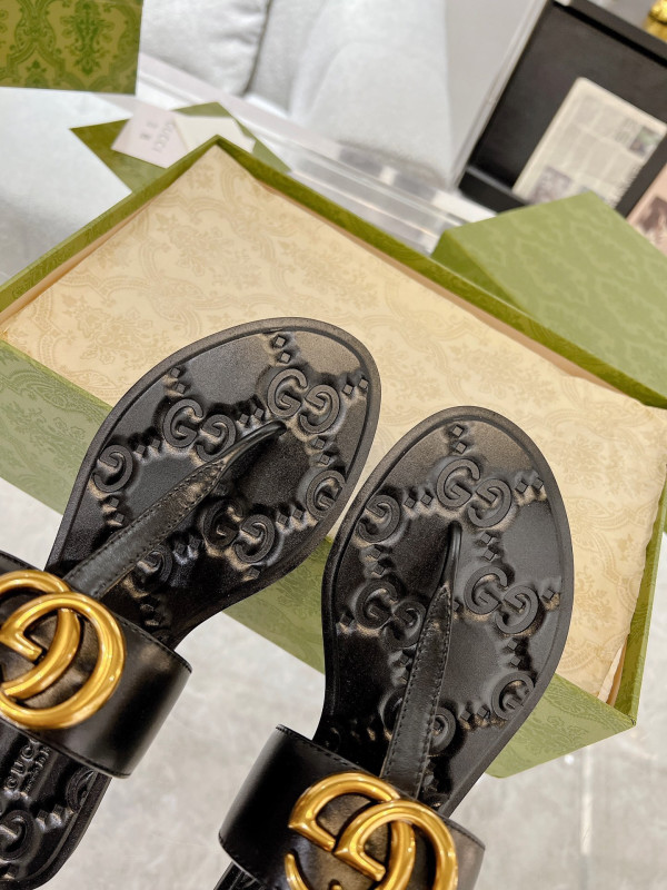 G*u*i slide sandals