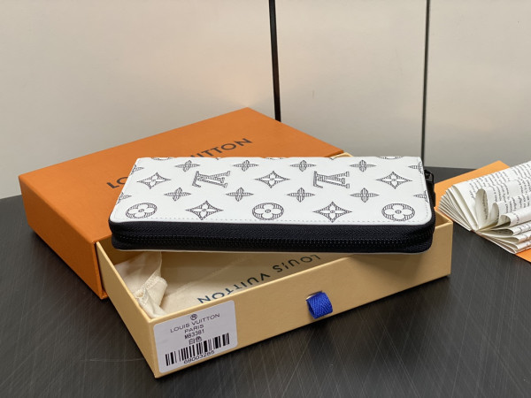 l**is V*t*n zippy wallet-10*20*2 cm