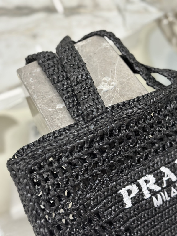 Pra*a crochet tote bag