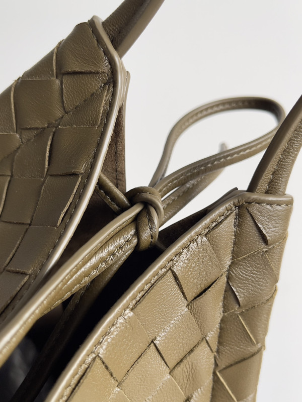 Bo*te*ga ve*ne*ta medium solstice shoulder bag