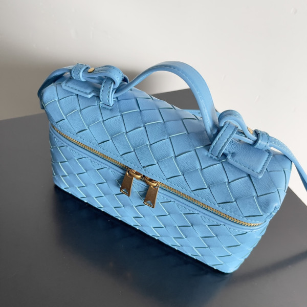 Bo*te*ga ve*ne*ta vanity case crossbody bag