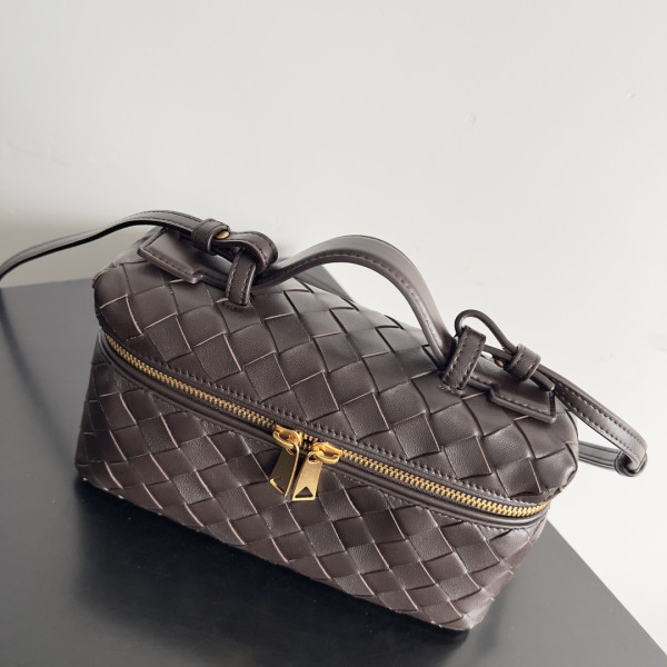 Bo*te*ga ve*ne*ta vanity case crossbody bag