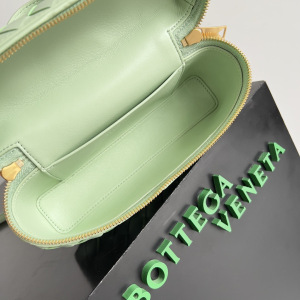 Bo*te*ga ve*ne*ta vanity case crossbody bag