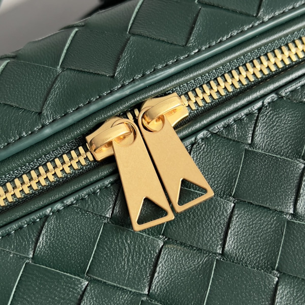 Bo*te*ga ve*ne*ta vanity case crossbody bag