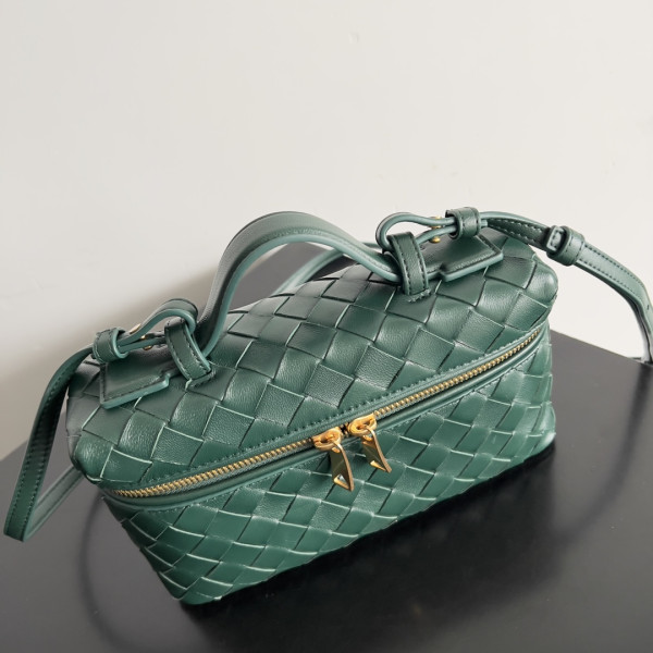 Bo*te*ga ve*ne*ta vanity case crossbody bag