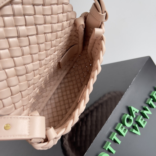 Bo*te*ga ve*ne*ta mini cobble shoulder bag