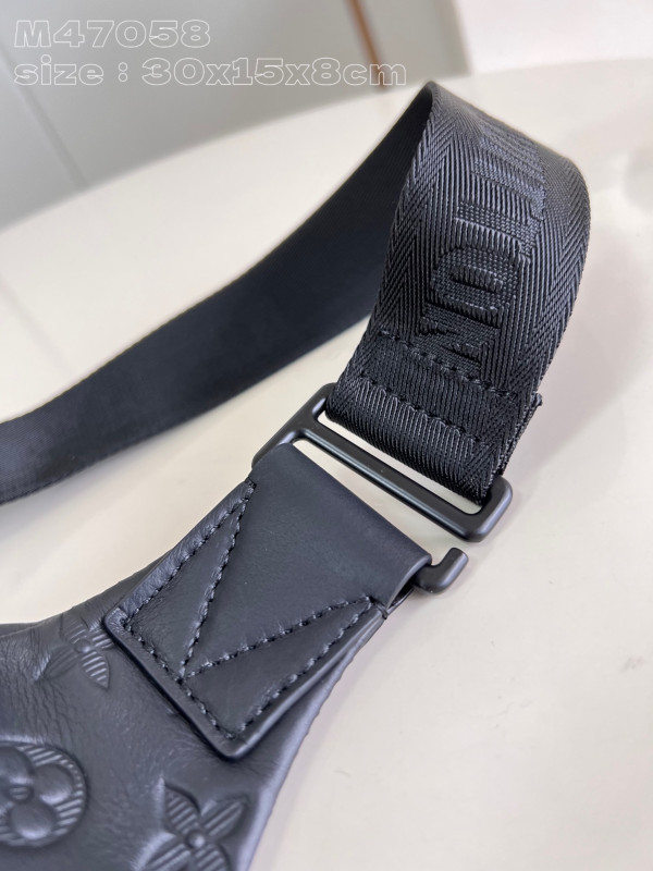 l**is V*t*n rush bumbag-30*15*8cm