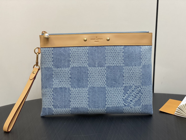 l**is V*t*n pochette to-go-30*21.5*2cm