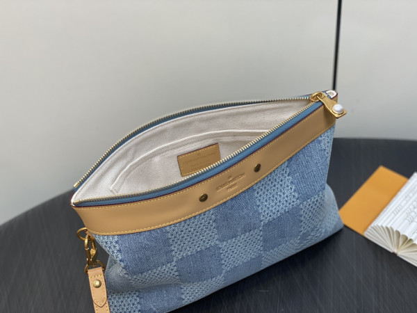 l**is V*t*n pochette to-go-30*21.5*2cm
