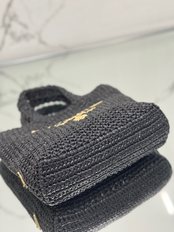 Pra*a crochet tote bag