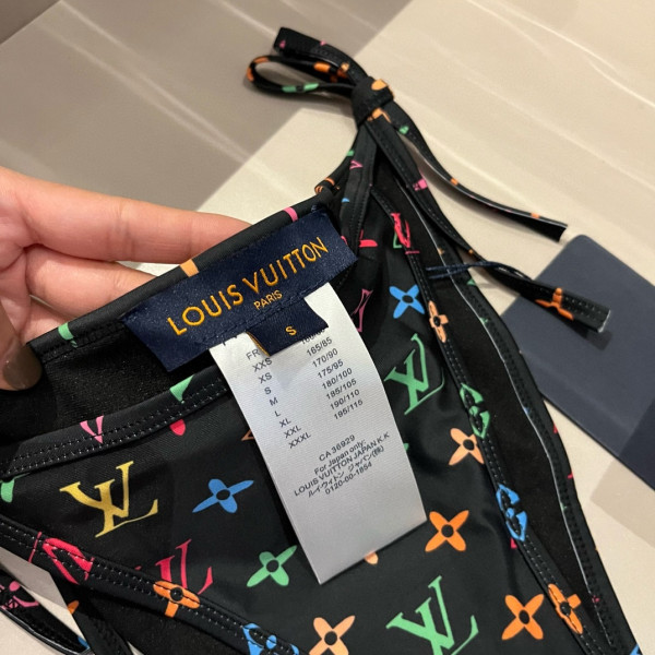 l**is V*t*n swimsuit