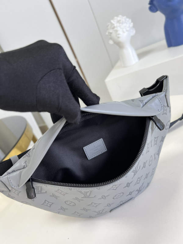 l**is V*t*n discovery bumbag