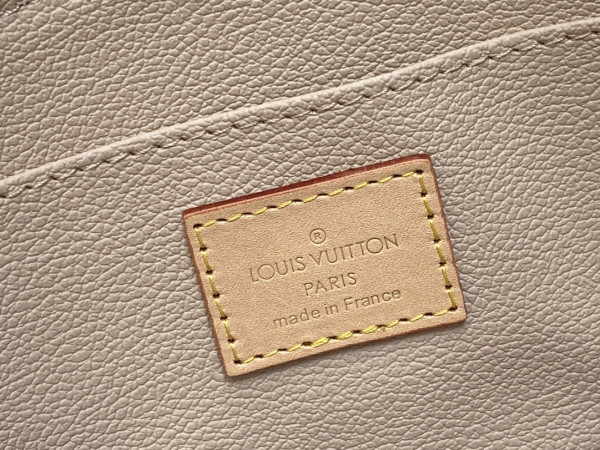 l**is V*t*n pochette cosmétique pm