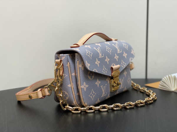 l**is V*t*n pochette metis east west
