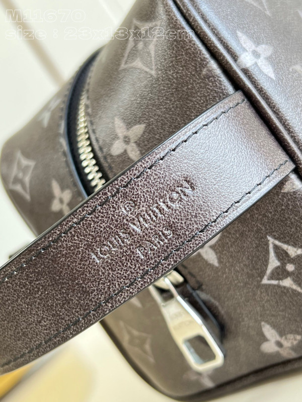 l**is V*t*n locker dopp kit bag-23*13*12cm