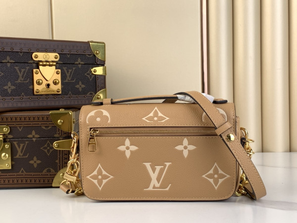 l**is V*t*n pochette metis east west