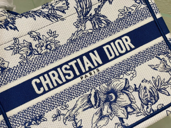 small D*or book tote