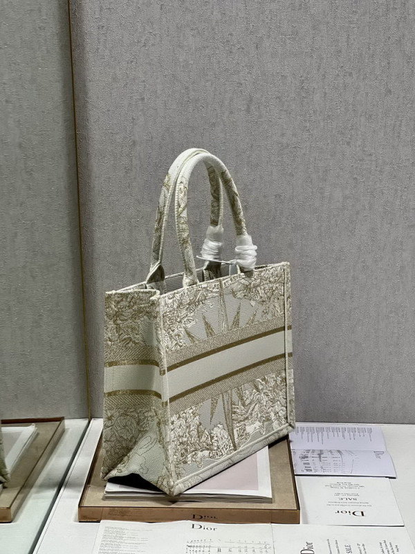 medium D*or book tote