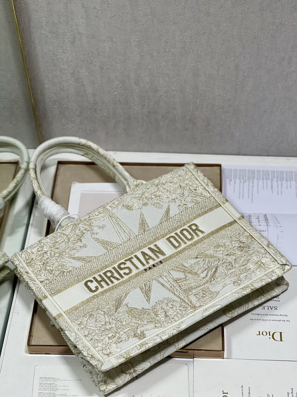 medium D*or book tote