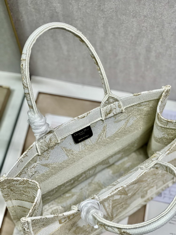 medium D*or book tote