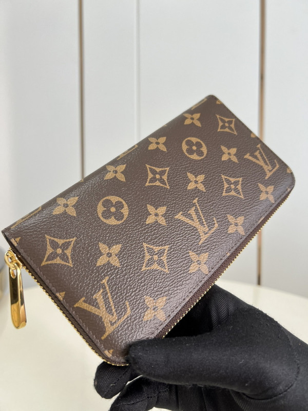 l**is V*t*n zippy wallet
